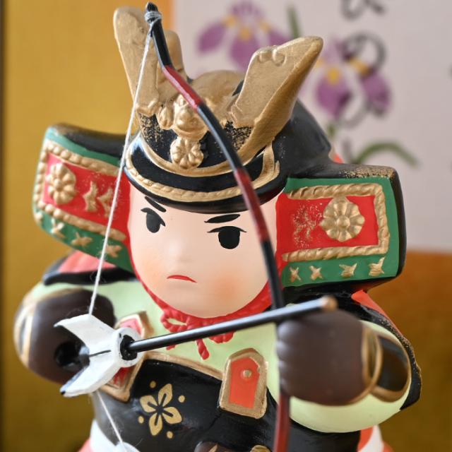 錦彩若武者（弓矢） 5743 五月人形 薬師窯 コンパクト 玄関 陶器 兜 兜飾り おしゃれ ５月人形 モダン こどもの日 飾り 置物 子供の日 端午の節句 初節句 男の子 さつき人形 可愛い カワイイ こいのぼり 鯉のぼり マンション 縁起 出産祝 誕生日 プレゼント 和遊感 五月人形