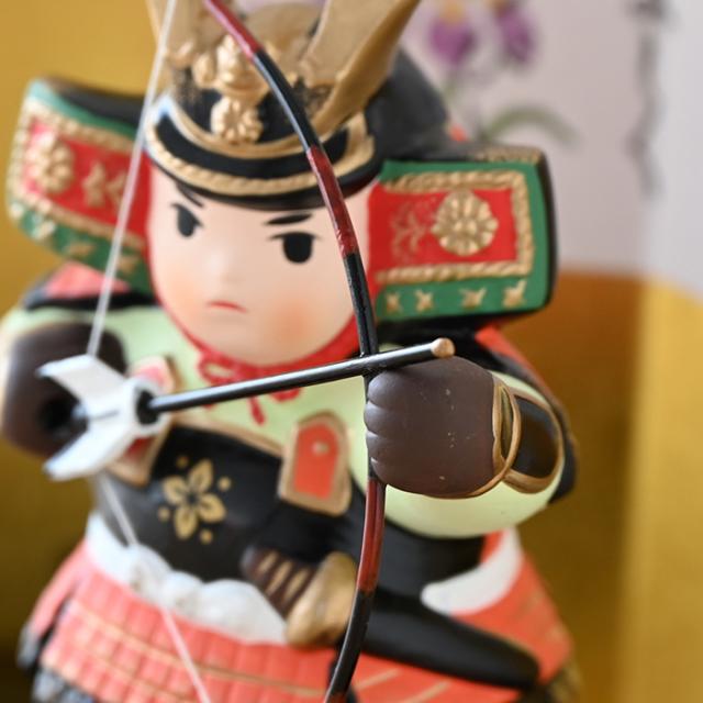 錦彩若武者（弓矢） 5743 五月人形 薬師窯 コンパクト 玄関 陶器 兜 兜飾り おしゃれ ５月人形 モダン こどもの日 飾り 置物 子供の日 端午の節句 初節句 男の子 さつき人形 可愛い カワイイ こいのぼり 鯉のぼり マンション 縁起 出産祝 誕生日 プレゼント 和遊感 五月人形