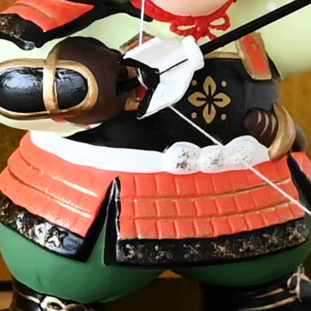 錦彩若武者（弓矢） 5743 五月人形 薬師窯 コンパクト 玄関 陶器 兜 兜飾り おしゃれ ５月人形 モダン こどもの日 飾り 置物 子供の日 端午の節句 初節句 男の子 さつき人形 可愛い カワイイ こいのぼり 鯉のぼり マンション 縁起 出産祝 誕生日 プレゼント 和遊感 五月人形