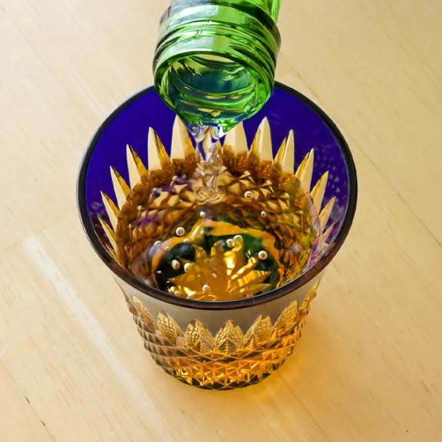 八千代切子 瑞穂 杯 ( 瑠璃 ) LSA19764SULM-C722 切子 切子グラス おちょこ クリスタル おしゃれ 琥珀 硝子 ぐい？み 日本酒 日本製 高級 切子硝子 色被せ お猪口 酒器 ギフト 2026 父の日 グラス 退職祝 プレゼント 男性 冷酒グラス 内祝 長寿 誕生日 贈答品_10