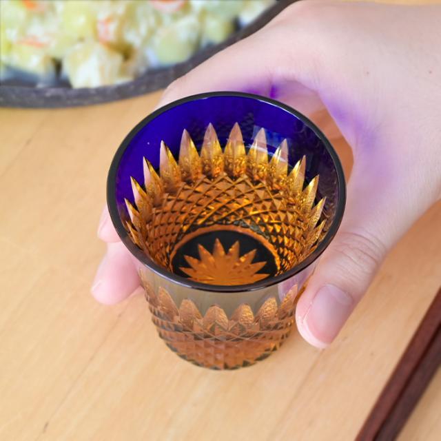 八千代切子 瑞穂 杯 ( 瑠璃 ) LSA19764SULM-C722 切子 切子グラス おちょこ クリスタル おしゃれ 琥珀 硝子 ぐい？み 日本酒 日本製 高級 切子硝子 色被せ お猪口 酒器 ギフト 2026 父の日 グラス 退職祝 プレゼント 男性 冷酒グラス 内祝 長寿 誕生日 贈答品_11