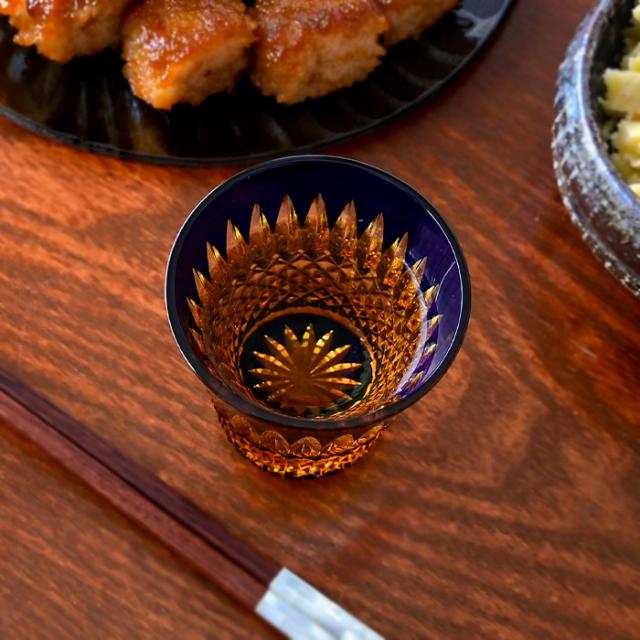 八千代切子 瑞穂 杯 ( 瑠璃 ) LSA19764SULM-C722 切子 切子グラス おちょこ クリスタル おしゃれ 琥珀 硝子 ぐい？み 日本酒 日本製 高級 切子硝子 色被せ お猪口 酒器 ギフト 2026 父の日 グラス 退職祝 プレゼント 男性 冷酒グラス 内祝 長寿 誕生日 贈答品_12