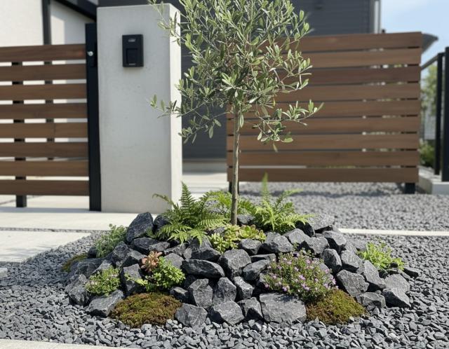 ブラックストーン　12石セット　庭石 石　石材　鑑賞石　庭　ガーデニング Amazon.co.jp: 庭石 割栗石 黒 ロックガーデン 石 庭