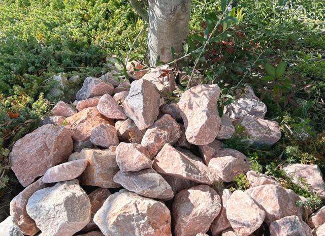 栃木産　割栗石　100キロ　庭石　石 石材　割栗石　庭　ガーデニング 楽天市場】庭石 ロックガーデン 割栗石 本州石 100kg 大量 自然