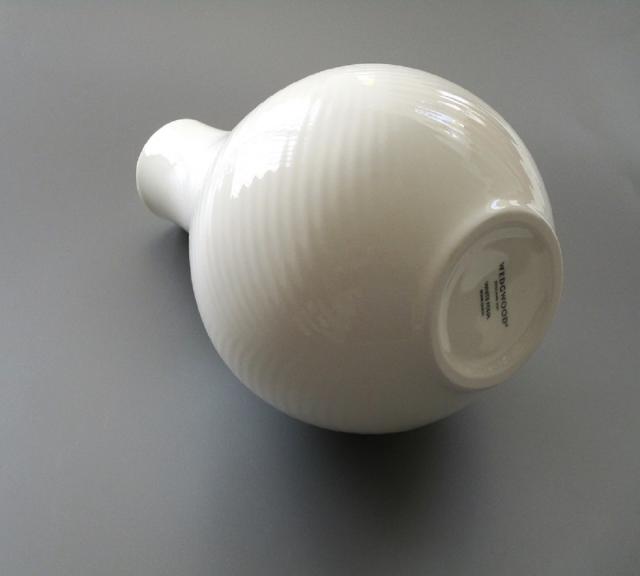 ウェッジウッドWEDGWOOD ﾎﾜｲﾄﾌｫﾘｱ WHITE FOLIA VASEﾍﾞｰｽ 23cm