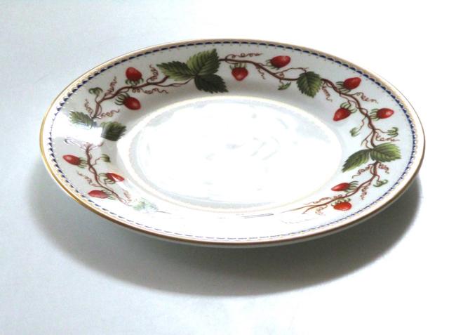ウェッジウッドWEDGWOOD　ワイルドストロベリーアーカイブ　20センチプレート　ブランドボックス付属【御結婚御祝・内祝・新築御祝・還暦御祝・御礼・寿・ギフト包装可能】