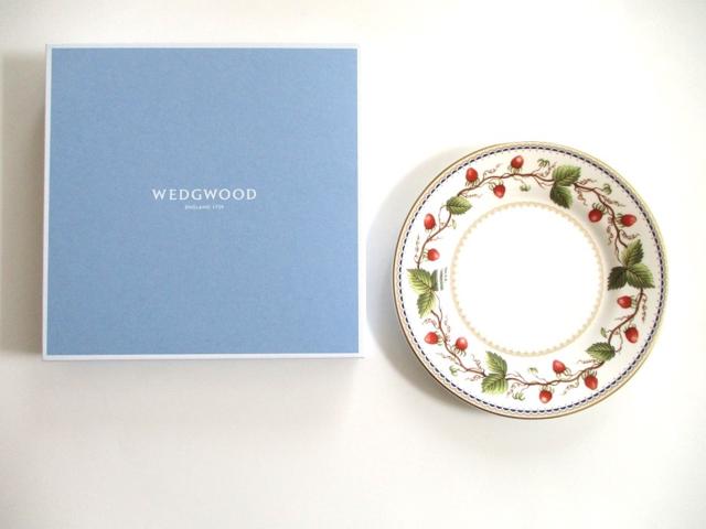 ウェッジウッドWEDGWOOD　ワイルドストロベリーアーカイブ　20センチプレート　ブランドボックス付属【御結婚御祝・内祝・新築御祝・還暦御祝・御礼・寿・ギフト包装可能】