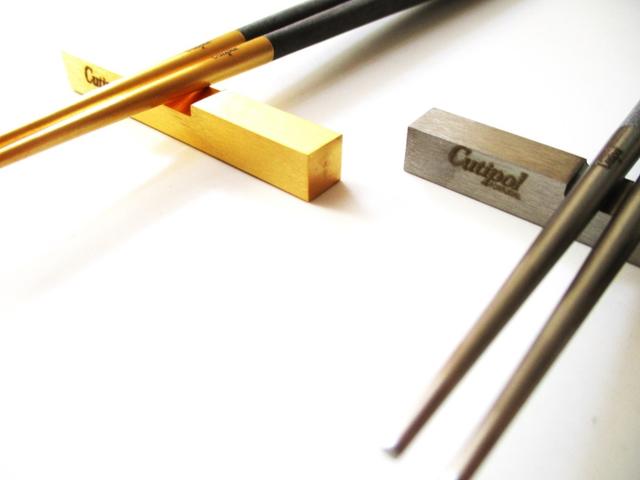 クチポールCutipol KUBE　ライトグレイ　シルバー／ライトグレイ　ゴールド・箸+箸置きセット　ペア KU39LGRGB【御結婚御祝・内祝・新築御祝・還暦御祝・御礼・寿・ギフト包装可能】_2