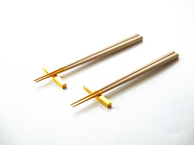 クチポールCutipol KUBE　アイボリー／ゴールド・箸+箸置きセットKU39IVGB 　ペア 【御結婚御祝・内祝・新築御祝・還暦御祝・御礼・寿・ギフト包装可能】