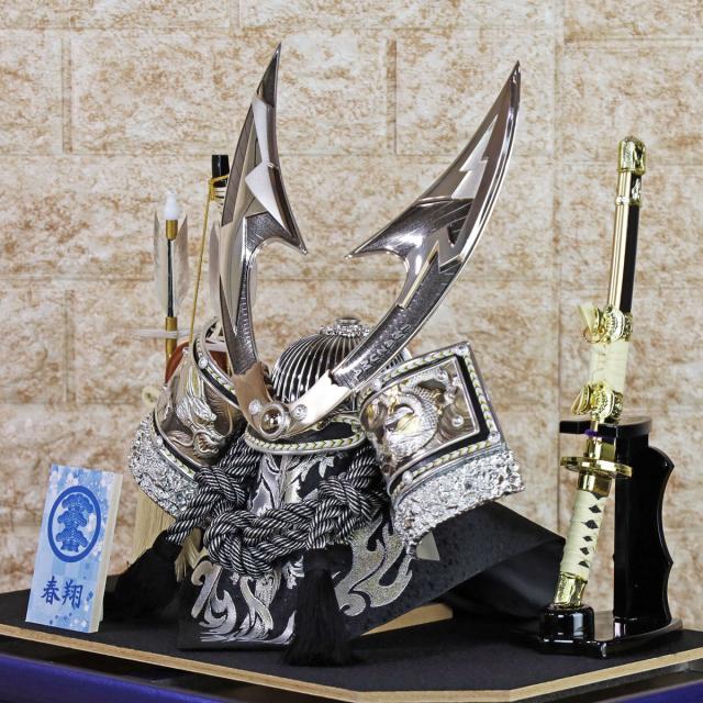 五月人形 兜飾り コンパクト おしゃれ モダン ケース 入り (銀龍 ブルー アクリル ケース入り 家紋 お名前木札付きR7-K-220)端午の節句 初節句 5月人形 ケース飾り