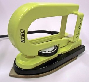 NTSC 電圧切替式トラベル用アイロン【100-120V/220-240V】 ITA-I222（中古品）