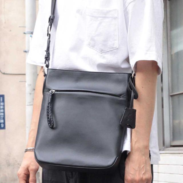 【ポイント10倍】P.I.D Ecrire ピーアイディー エクリール 縦型 ショルダーバッグ 撥水 レザー クロ PAZ103-BK ポイント10倍】P.I.D Ecrire ピーアイディー エクリール 縦型