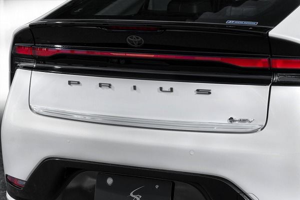 シルクブレイズ バックドアガーニッシュ トヨタ プリウス MXWH6＃/ZVW6＃ 2023年01月〜 シルバークローム ステンレス製 SB-60PR-011の通販は
