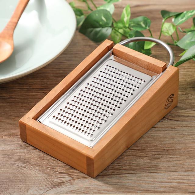 チーズグレーター プラティカ ビアンキ BIANCHI イタリア製 チーズグレーター 削り器 おろし金　チーズおろしの通販は 5,487円