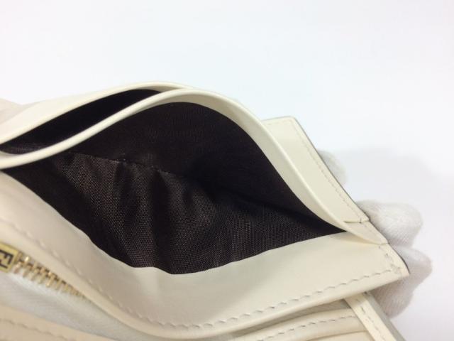 フェンディ 財布 二つ折り財布 レザー クリーム 【極美品 使用わずか 