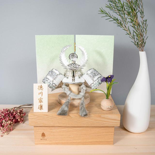 五月人形おしゃれ 0612 かわいい シンプル コンパクト 五月人形 木製兜 かっこいい てづくり モダン ことの兜 銀徳川家康 収の通販はau Pay マーケット てづくり工房木都