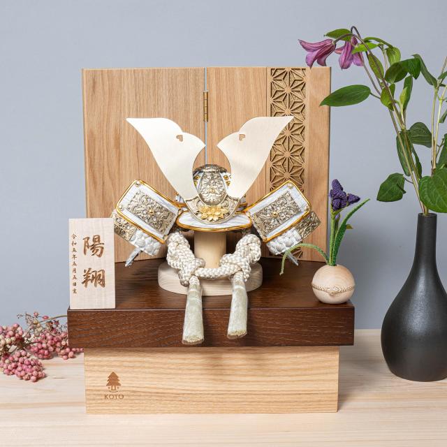 五月人形おしゃれ(5KO-0053)　かわいい　シンプル コンパクト　五月人形　木製兜　かっこいい　てづくり　モダン　ことの兜　CG金大鍬　麻の葉　NB収納飾りの通販は