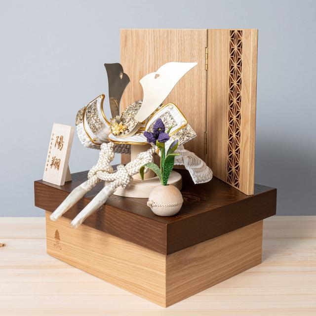 五月人形おしゃれ(5KO-0053)　かわいい　シンプル コンパクト　五月人形　木製兜　かっこいい　てづくり　モダン　ことの兜　CG金大鍬　麻の葉　NB収納飾りの通販は