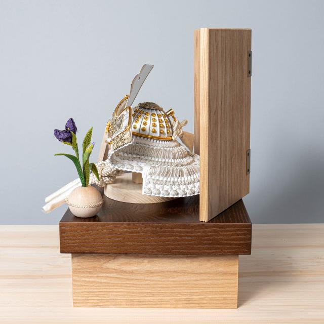 五月人形おしゃれ(5KO-0053)　かわいい　シンプル コンパクト　五月人形　木製兜　かっこいい　てづくり　モダン　ことの兜　CG金大鍬　麻の葉　NB収納飾りの通販は