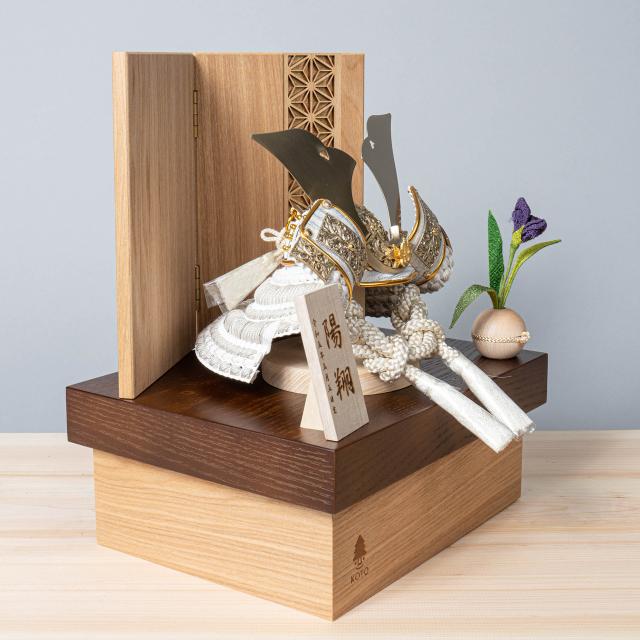 五月人形おしゃれ(5KO-0053)　かわいい　シンプル コンパクト　五月人形　木製兜　かっこいい　てづくり　モダン　ことの兜　CG金大鍬　麻の葉　NB収納飾りの通販は