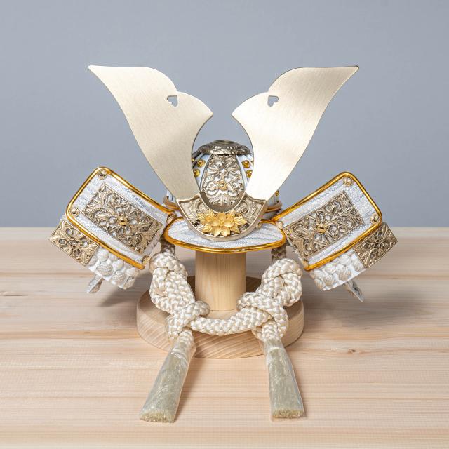 五月人形おしゃれ(5KO-0053)　かわいい　シンプル コンパクト　五月人形　木製兜　かっこいい　てづくり　モダン　ことの兜　CG金大鍬　麻の葉　NB収納飾りの通販は