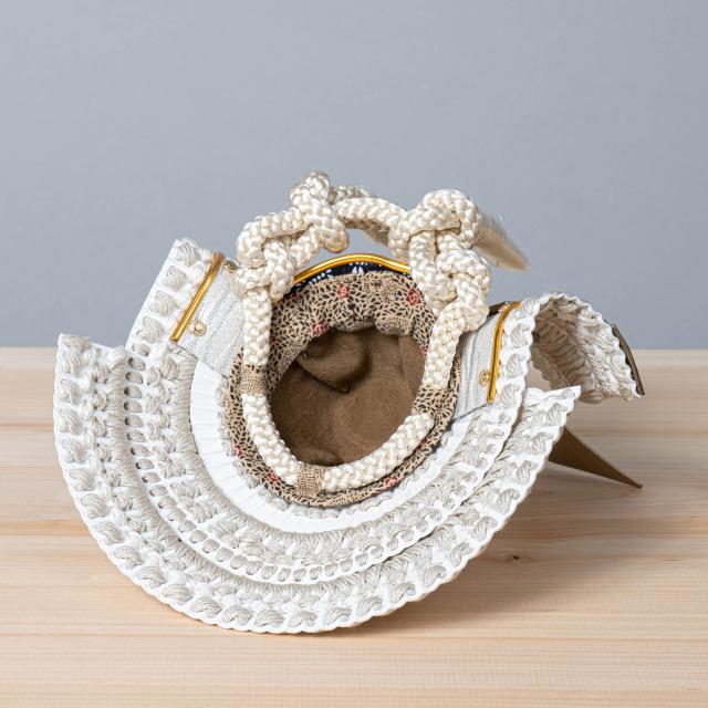 五月人形おしゃれ(5KO-0053)　かわいい　シンプル コンパクト　五月人形　木製兜　かっこいい　てづくり　モダン　ことの兜　CG金大鍬　麻の葉　NB収納飾りの通販は