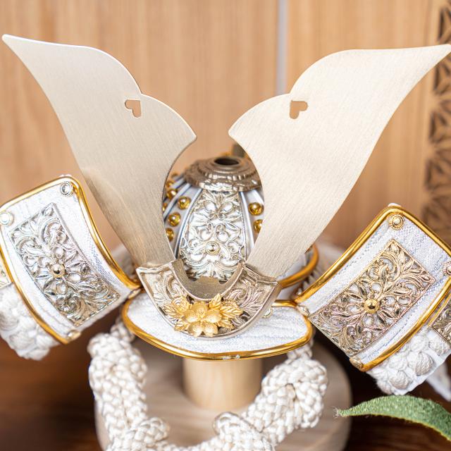 五月人形おしゃれ(5KO-0053)　かわいい　シンプル コンパクト　五月人形　木製兜　かっこいい　てづくり　モダン　ことの兜　CG金大鍬　麻の葉　NB収納飾りの通販は