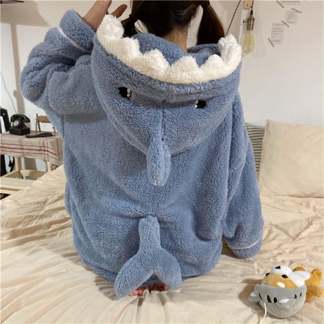 サメのもこもこパジャマ　ナイトウェア　冬用パジャマ Amazon.co.jp: かわいいサメのパジャマ ふわもこ パジャマ