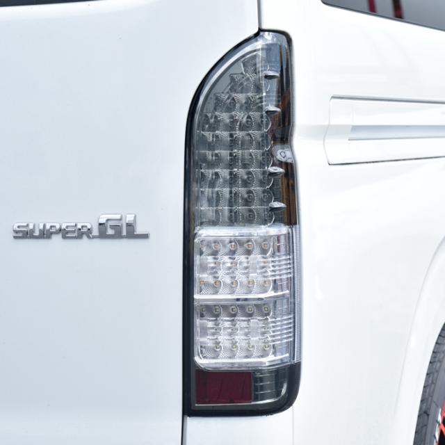200系 ハイエース 4型以降純正ルック LEDテールランプ シーケンシャルウィンカー スモーク×クリスタル 左右セット フィン付き 200系 全車対応 外装 カスタムパーツ トヨタ_1