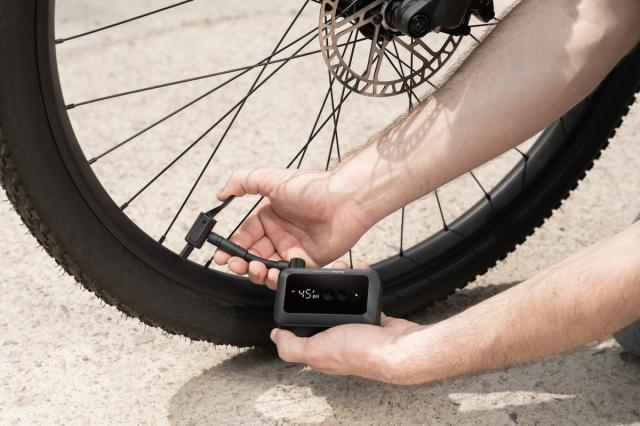HOTO エアポンプ Pocket 電動 空気入れ USB充電式 Type-C 軽量 強力 空気抜き 携帯式 2000mAh大容量バッテリー デジタルディスプレイ 誕生日プレゼント 男性 父 彼氏 プレゼント 父の日 車 自転車 バイク ボール アウトドア ボード 電動空気入れ タイヤ 空気ポンプ