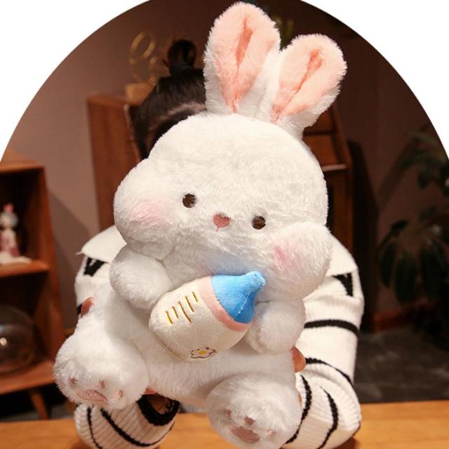 哺乳瓶を抱えた可愛いウサギです——tayaku様 ウサギ ぬいぐるみ 兎 うさぎ 抱き枕 哺乳瓶 かわいい 可愛い 兎