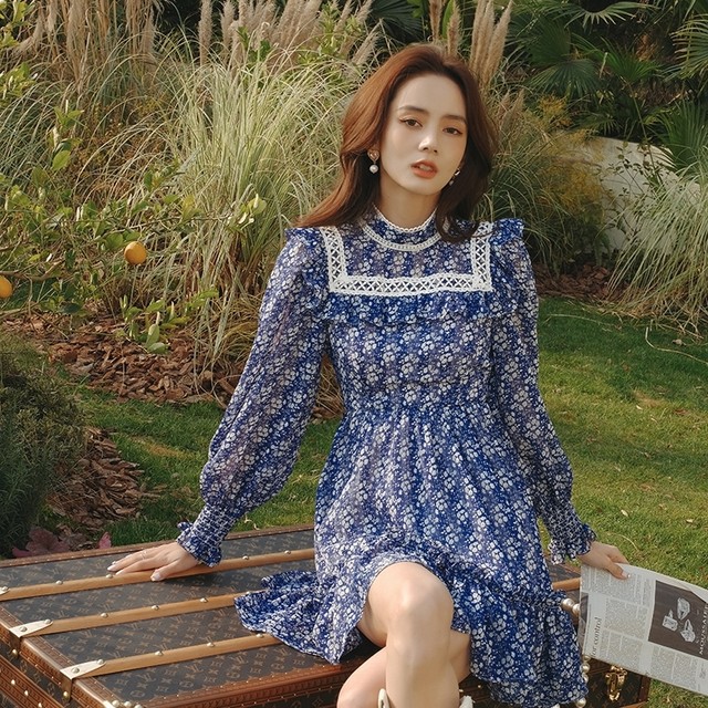 ワンピース レディース ワンピース フレア フリル　花柄 ミニ丈 スタンドカラー 長袖 ウエストマーク ハイウエスト 二の腕カバー 脚長 細見え ブルー 可愛い きれいめ フェミニン Aライン レトロ 春 秋 ゆったり とろみ感 ガーリー 送料無料 個性的の通販は 10,800円