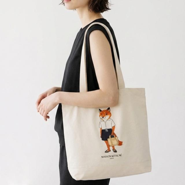 メゾンキツネ トートバッグ 帆布 ブランド名 A4 ドレスド 稲荷 トート 住み家 稲荷 MAISON KITSUNE QU05108WW9042 2026SS 貨物輸送無料