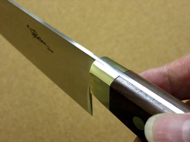 関の刃物 三徳包丁 17cm (170mm) Proline 8Aステンレス鋼 真鍮口金付き 家庭用 魚の処理 肉切り 両刃万能包丁 文化包丁 日本製 在庫処分品 関の刃物 三徳包丁 17cm (170mm) 富士觀 鎚目鍛造 本割込 3層鋼 V金1号