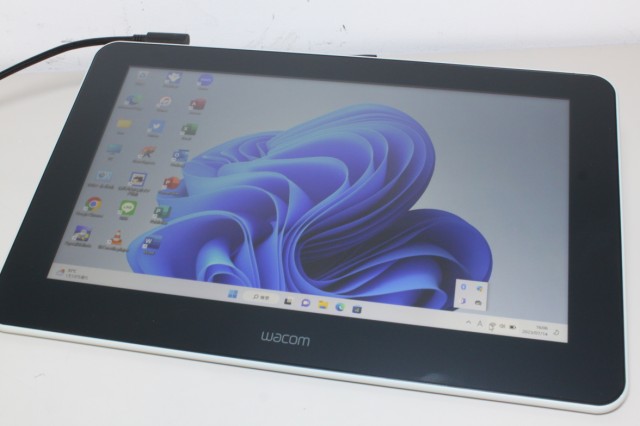 美品】Wacom/Wacom One 13/DTC-133/液晶ペンタブレット ？の通販はau