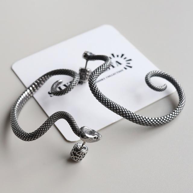 ステンレス素材 スネークピアス 蛇 いろんな角度から立体感 存在