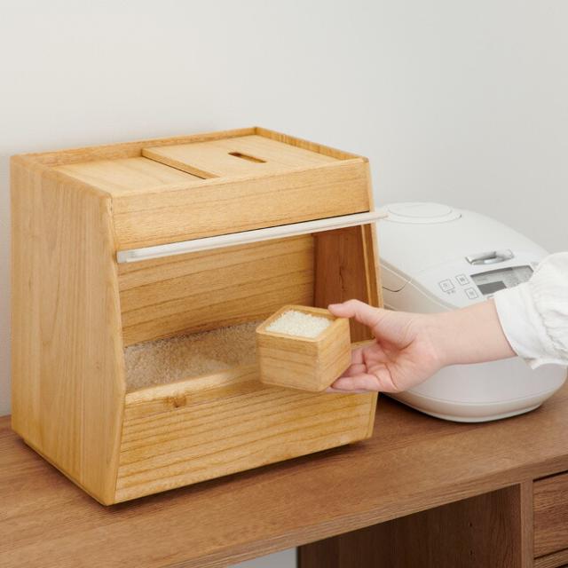 米びつ KIRISAI 桐のこめ櫃 10kg 日本製 OSPO-10 桐 木製 保存容器 スライド蓋 前開き フラップ式 スタッキング 一合升 米櫃 こめびつ 常温ライスストッカー 計量カップ ナチュラル 天然木 おしゃれ かわいい 桐製 防腐 防虫 調湿性 お米 玄米 水拭き可 送料無料】_4