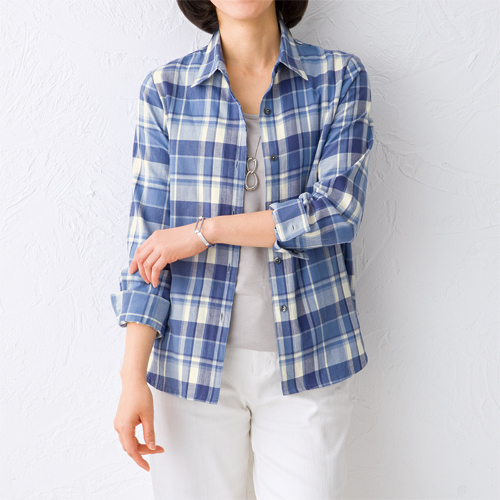 日本製 先染めチェック柄ブラウス ブルー系 ブラウス カジュアルシャツ チェック 長袖 レディース 婦人服 ミセス シニア 女性 マドラスチェック 青 コットン シニアファッション 40代 50代 60代 70代 80代 90代 母の日 お母さん おばあちゃん 春物 夏物 春夏　fuji　p26908