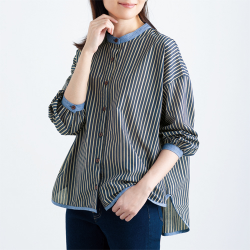 ポイント配色ストライプシャツ 水色 濃紺系 バンドカラーシャツ ブラウス 縞模様 長袖 レディース 婦人服 ミセス シニア 女性 スタンドカラー ブルー ネイビー 綿混 ストライプ柄 カジュアル 40代 50代 60代 70代 80代 90代 母の日 お母さん 春夏　nss　p27282