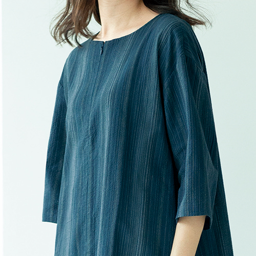 日本製 三河木綿 しじら織り縞柄ワンピース 碧色系縞柄 ブルー ワンピース 膝下丈 クルーネック レディース 婦人服 ミセス シニア 女性 青 コットン 無地 丸首 シンプル ナチュラル 上品 ファッション 40代 50代 60代 70代 80代 90代 母の日 お母さん 春夏　nss　p27290 日本製 三河木綿 しじら織り縞柄ワンピース 碧色系縞柄 ブルー