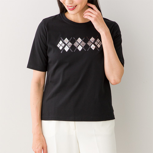 Tシャツ カットソー 半袖 クルーネック レディース 春夏 日本製 スパンコール使いプルオーバー 全2色 婦人服 ミセス シニア 女性 アーガイル柄 そろばん柄 黒 白 ブラック ホワイト コットン ファッション 40代 50代 60代 70代 80代 母の日 お母さん 春物 夏物　fuji　p24425