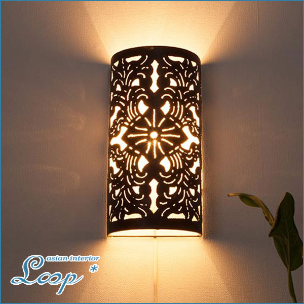 壁掛けランプ アイアン 丸型 照明 ランプ アジアン雑貨 おしゃれ インテリア バリ雑貨 間接照明 寝室 和モダン 和室 玄関 リゾート ベッドサイド 壁面照明 アジアンランプ 壁掛けライト 照明器具 【45273】の通販は