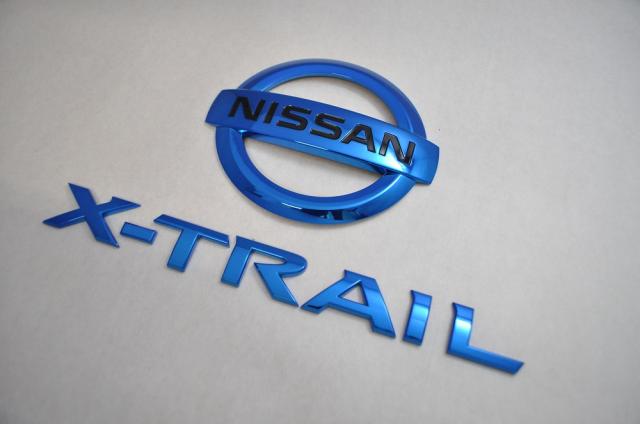 日産　カラー　エンブレム　送料無料　Ｔ３２　エクストレイル　ブルー　リア2点セット　モニター無し車用　カーパーツ　純正　メッキの通販は 19,800円