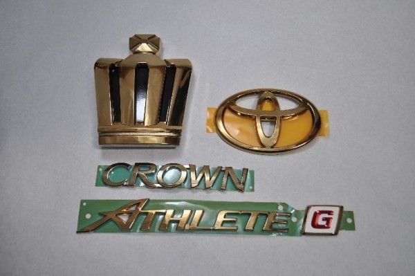 トヨタ　カラー　エンブレム　送料無料　ＧＲＳ２１４/２１０系　クラウン　アスリートＧ　前期　４点　ゴールド　カーパーツ　純正　メッキの通販は