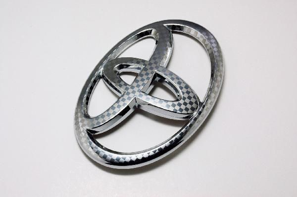 トヨタ　ファサネイトエンブレム　市松模様風　ＺＶＷ４０　プリウスα　リア１点　クローム　カーパーツ　純正　メッキの通販は