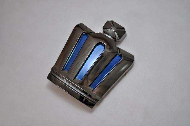 トヨタ　カラー　エンブレム　送料無料　ＡＷＳ２１０系　クラウン　アスリートＧハイブリッド　前期　フロント王冠マーク　ブラック　カーパーツ　純正　メッキの通販は 7,052円