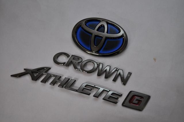 トヨタ　カラー　エンブレム　送料無料　ＡＷＳ２１０系　クラウン　アスリートＧ　ハイブリッド　リア３点　ブラック　カーパーツ　純正　メッキの通販は 14,874円