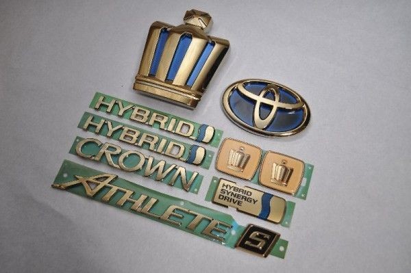 トヨタ　カラー　エンブレム　送料無料　ＡＷＳ２１０系　クラウン　アスリートＳ　前期　ハイブリッド　９点　ゴールド　カーパーツ　純正　メッキの通販は 26,390円