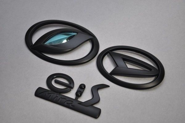 ダイハツ　マットブラック/ピアノブラック　エンブレム　送料無料　ＬＡ３００Ｓ/３１０Ｓ系　ミライース　３点セット　カーパーツ　純正　メッキの通販は