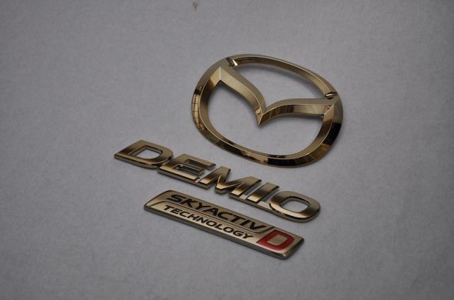 マツダ　カラー　エンブレム　送料無料　ＤＪ５ＦＳ　デミオ　ゴールド リア３点　カーパーツ　純正　メッキの通販は